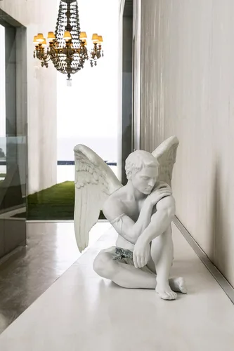 Vista 5 de LLADRÓ Figura de ángel protector. Figura de ángel de porcelana.