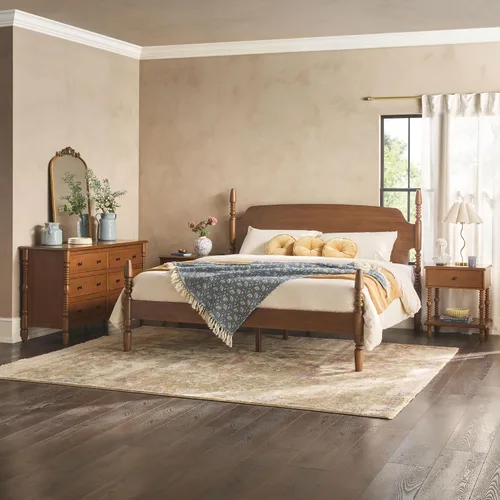 Vista 2 de Walker Edison Vivienne - Cama King con husillo de madera maciza con dos mesitas de noche EZ de 1 cajón y cómoda de 6 cajones, 4 piezas, marrón oscuro