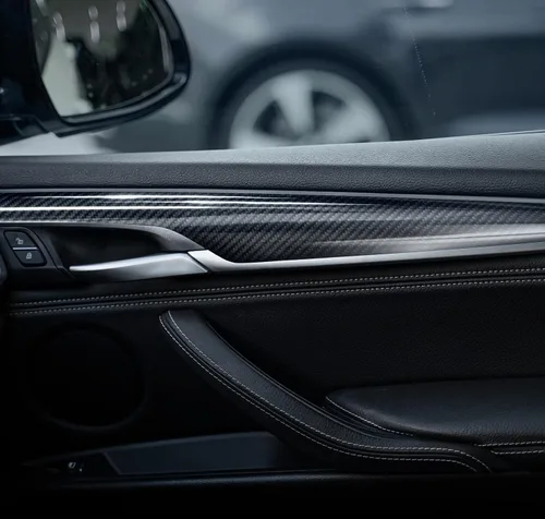 Vista 2 de VViViD+ True Gloss Carbon Black, Rollo de película de vinilo de envoltura brillante (0.5 pies x 5 pies)