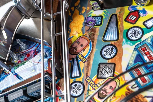 Vista 29 de Stern Pinball Foo Fighters con Insider Connected, Premium Edition Arcade Pinball Machine
