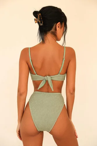 Vista 3 de Dippin' Daisy's Gigi - Traje de baño acolchado con cobertura completa, brasier con aros de corazón con lazo ajustable en la espalda