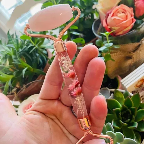 Vista 6 de Máscara facial de cuarzo rosa y rodillo para la cara para promover la relajación y el alivio del estrés. Regalos de cuarzo rosa para mamá Regalos