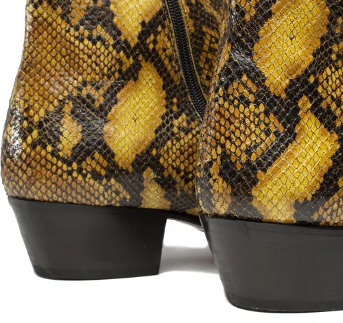 Vista 5 de Club Cubano EMMANUEL Botas de tacón cubano de piel con estampado de serpiente color amarillo