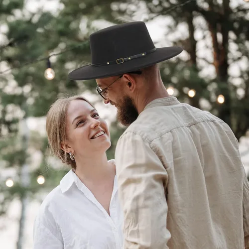 Vista 7 de EOZY Sombrero de fieltro clásico para mujeres y hombres, sombrero de fieltro de ala ancha, parte superior plana, sombrero de jazz Panamá, sombrero