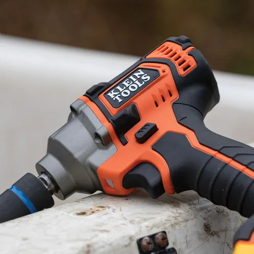 Vista 4 de KLEIN TOOLS BAT20CW Llave de impacto a batería de 1/2 pulgada con diseño compacto para un excelente control en espacios reducidos