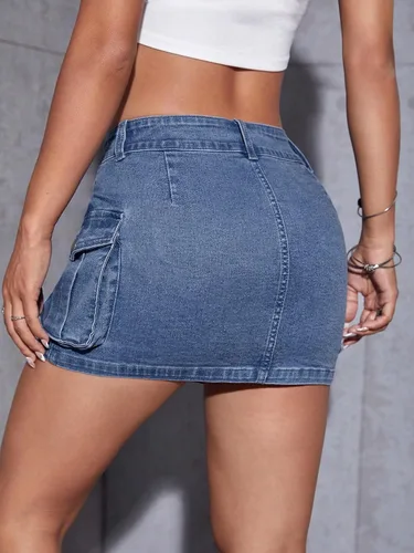 Vista 2 de WDIRARA Minifalda de mezclilla tipo cargo con botones y cintura baja para mujer con bolsillo