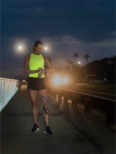Vista 6 de RockTape Cinta de kinesiología reflectante RockFlash, optimizada para deportes