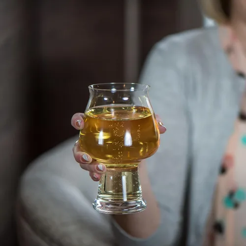 Vista 4 de Luigi Bormioli Birrateque - Vasos de cerveza de sidra de 17 onzas (juego de 2) – Vasos de cerveza artesanales para sidra, sidra dura, sidra