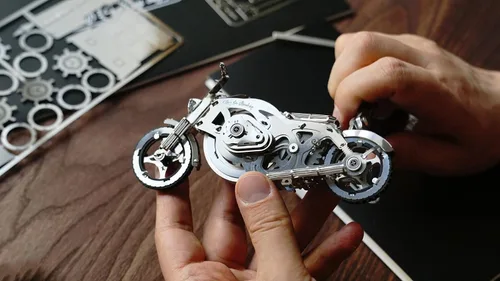 Vista 4 de Time for Machine - Chrome Rider - Rompecabezas mecánico 3D para adultos, kit de modelo mecánico para autoensamblaje, modelo de bicicleta