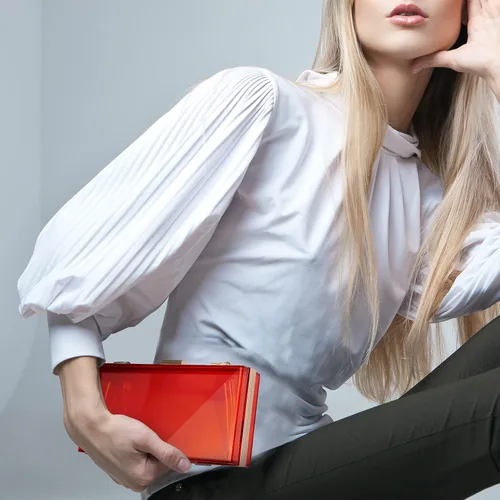 Vista 4 de WJCD - Bolso de mano de acrílico transparente para mujer, bolso de hombro con correa de cadena de dorada desmontable