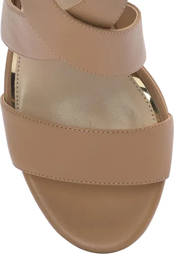 Vista 9 de Jessica Simpson Jinxxi Sandalias para mujer, con taco de cuña