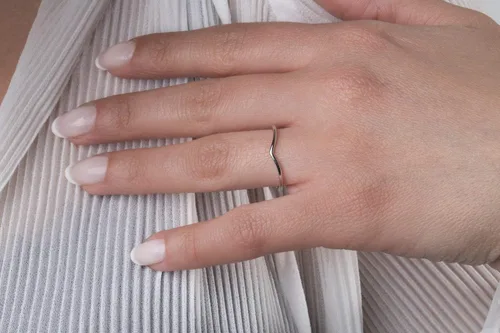 Vista 2 de Anillo de cheurón para mujer en oro macizo de 9K, 14K y 18K, anillo apilable en cualquier tamaño, banda de nudillos apilable ultrafina, regalo