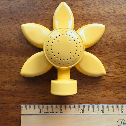 Vista 4 de Aspersor de césped, diseño de flores amarillas de 4.3 pulgadas, paquete de 2, rociadores metálicos para áreas de césped pequeñas, juego de niños