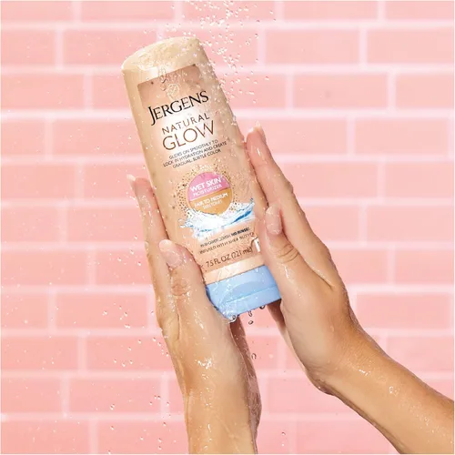 Vista 10 de Humectante para piel húmeda Natural Glow de la marca Jergens Bronceado sin sol, aplicación de piel húmeda, desarrollo gradual de color, resultados