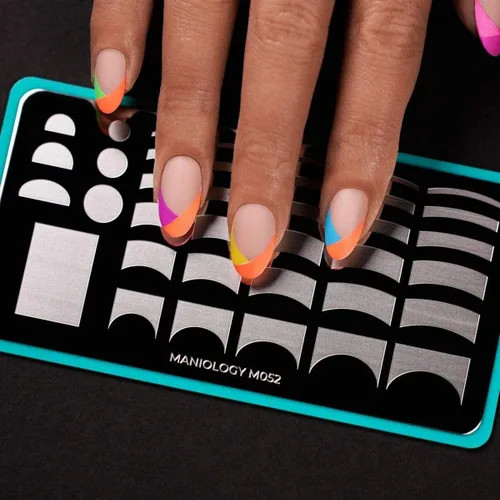 Vista 3 de Maniology Pardon My French Nail Stamping Plate Uñas francesas fáciles Diseño de uñas simple para manicura minimalista, plantilla rectangular