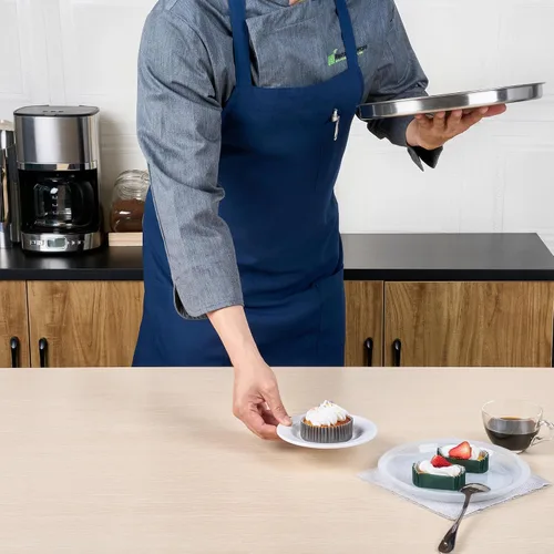 Vista 4 de Restaurantware - Delantales con peto RW, 100 delantales con 3 bolsillos, longitud media, lavable a máquina, delantales unisex de poliéster negro