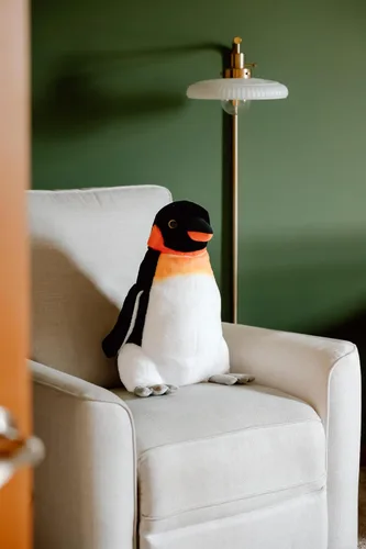 Vista 4 de The Petting Zoo Peluche de pingüino emperador, regalos para niños, animales marinos Wild Onez, juguete de peluche jumbo de pingüino de 20 pulgadas