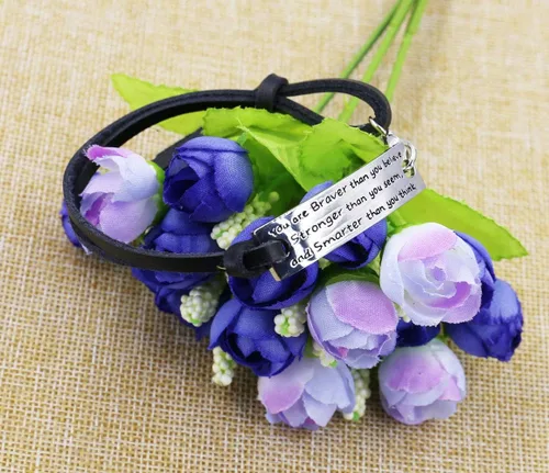 Vista 4 de Minimalism - Pulsera con monograma de correa de piel, regalos para mujeres y hombres.