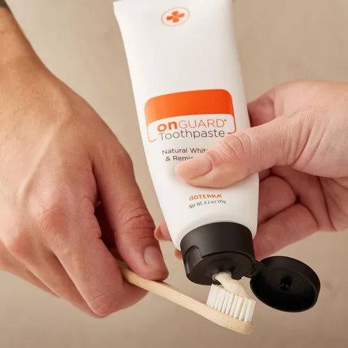 Vista 4 de DōTERRA On Guard® Pasta dental blanqueadora natural 4.2oz (paquete de 2)
