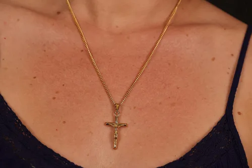 Vista 4 de Collar de cruz de crucifijo chapado en oro de 18 quilates, acero inoxidable 316L, cadena de 0.118 in con colgante de cruz., Oro, No es una piedra
