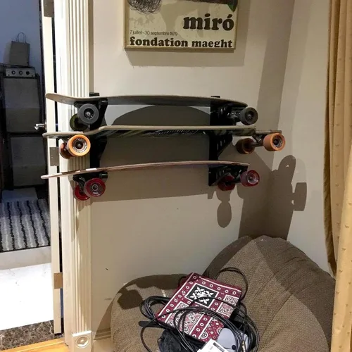 Vista 5 de StoreYourBoard Estante de pared Longboard, almacenamiento triple para Longboard