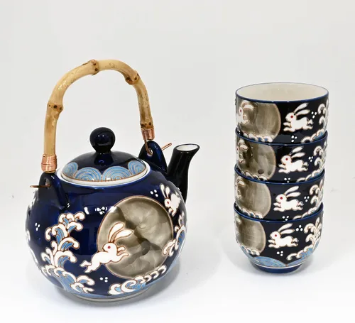 Vista 4 de Juego de té de porcelana con diseño de ondas de conejo de folklore japonés con mango de bambú, tetera de 30 onzas con 4 tazas, azul marino, colador