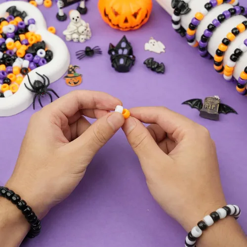 Vista 7 de 1200 cuentas de poni de Halloween, 45 cuentas de murciélago negro, 0.236 x 0.354 in, cuentas de pony negro, morado, naranja, blanco, para joyas 4