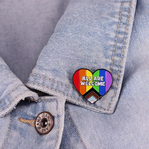 Vista 3 de GuDeKe Pin de orgullo LGBTQ Gay Heart Rainbow esmaltado Pins All Are Welcome Broche Decoración para ropa y bolsas, regalos, Cobre, Sin gemas.
