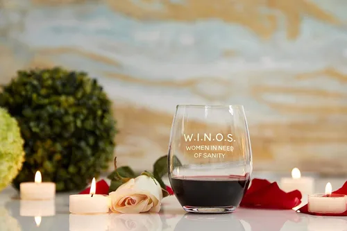 Vista 3 de W.I.N.O.S. Women In Need Of Sanity.(idioma español no garantizado). Lushy Wino - Copa de vino sin pie de 16 onzas, tallada y divertida