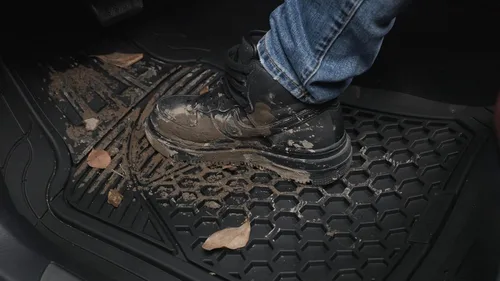 Vista 2 de Amazon Basics Alfombrillas de coche resistentes de PVC imitación goma, universales de lujo, para todo tipo de clima, ajuste universal para 95%