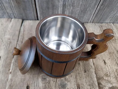 Vista 5 de Taza de cerveza de madera hecha a mano con tapa. Capacidad: 20 oz (20.3 fl oz). Taza de cerveza de madera ecológica - Taza de cerveza de madera