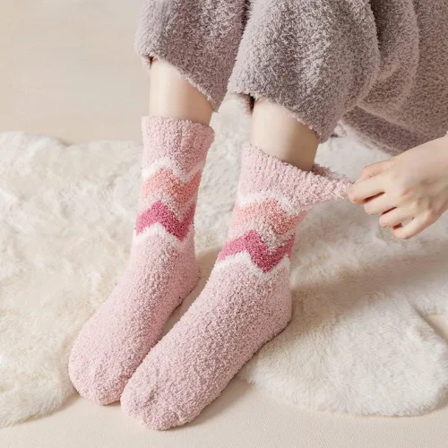 Vista 4 de Calcetines peludos para mujer, calcetines de felpa acogedores, suaves, esponjosos, lindos, cálidos para invierno, calcetines de Navidad, regalos