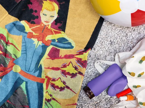 Vista 2 de Seven Times Six Marvel Comics Captain Marvel Power Pose - Toalla de playa (59 x 29 pulgadas)