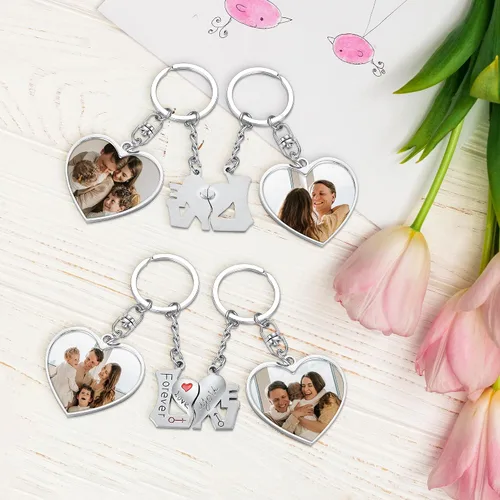 Vista 5 de PiercingJ Juego de 2 llaveros de fotos personalizados para él y ella grabado de doble cara colgante de imagen colorida para parejas llaveros