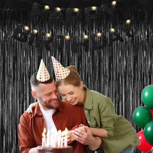 Vista 2 de Paquete de 2 telón de fondo negro con flecos para decoraciones de fiesta de cumpleaños