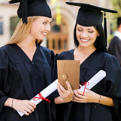 Vista 6 de Cunno 12 juegos de regalos de graduación 2024 para ella y él, incluyen 12 pulseras de brújula, 12 llaveros de graduación y 12 sobres de papel kraft