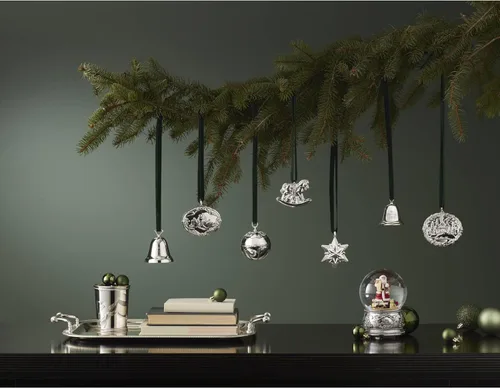 Vista 4 de Reed & Barton 894800 2023 Campana anual plateada para árbol de Navidad, adornos