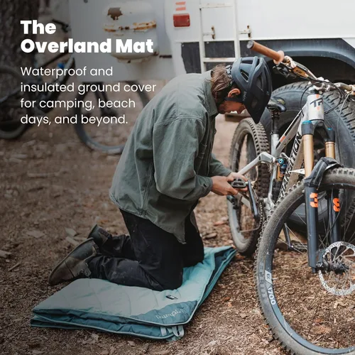 Vista 2 de Rumpl Overland Mat – Impermeable, cubierta y manta acolchada para el suelo, color cereza
