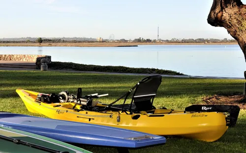 Vista 9 de Mako 12 Pedal Drive Fishing Kayak – Lightweight & Comfortable with Adjustable Seat, 4 Rod Holders, Ample Storage, Impulse Drive Pedal System &