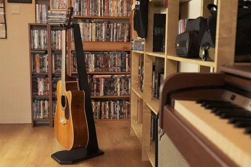 Vista 9 de Ruach GS-5 Percha de madera para guitarra acústica y eléctrica - Negro