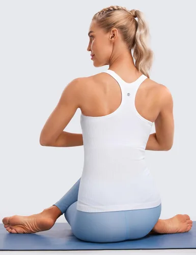 Vista 3 de CRZ YOGA Camiseta sin mangas acanalada sin costuras para mujer con brasier integrado, cuello redondo acolchado, adelgazante, atlética, larga