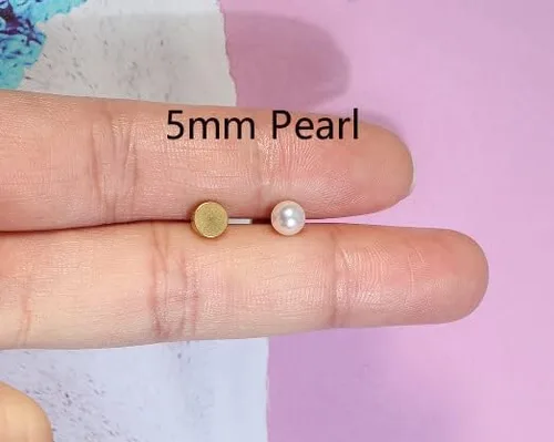 Vista 3 de Aretes de perlas con cierre de rosca, parte trasera plana, cartílago de perla, hélix, aretes de acero quirúrgico 316L, joyería de piercing
