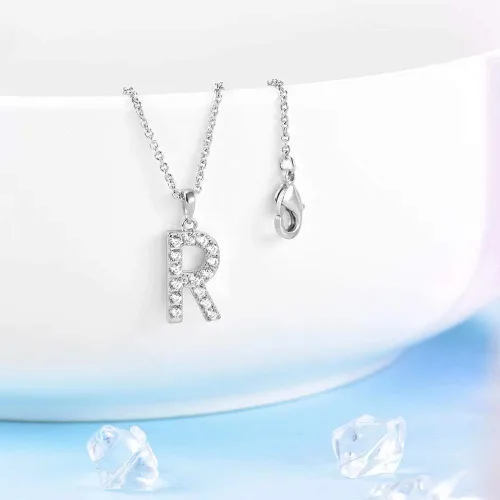 Vista 3 de Tarsus Collar con dije de inicial con zirconias cúbicas para mujeres y niñas.