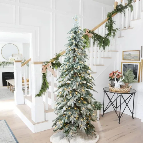 Vista 39 de Glitzhome - Árbol de Navidad artificial delgado preiluminado de 2.4 m, con ramas de pino Aspen Frostfall, soporte plegable de metal, 500 luces Aspen