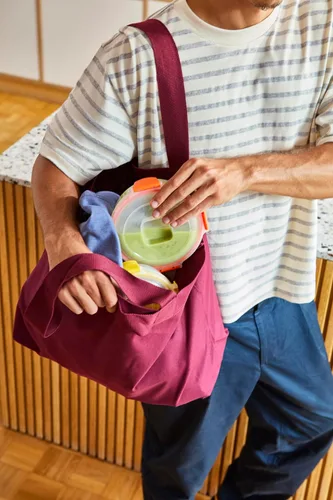 Vista 6 de Joseph Joseph Nest Lock - Juego de 8 recipientes redondos de plástico sin BPA con tapas herméticas a prueba de fugas, multicolor