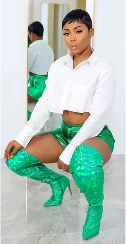Vista 4 de KANSOON Pantalones cortos metálicos de piel sintética para mujer, cintura alta, brillantes, sexy, para rave, pantalones cortos