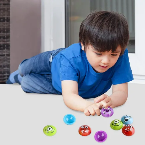 Vista 4 de ArtCreativity Monster Poppers, juego de 12, juguetes de media bola emergentes en varios colores y diseños, juguetes retro de los años 90 de la vieja