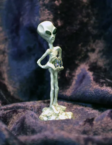 Vista 4 de Real Metal UFO Alien Holding Bola de cristal facetada Estatua de peltre gris