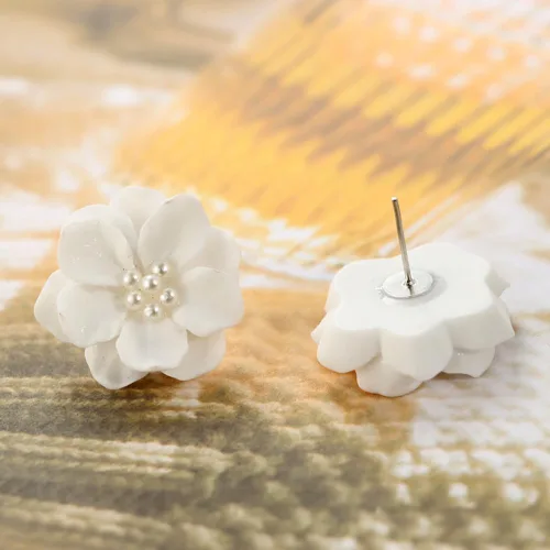 Vista 6 de Exaggeration - Aretes bohemios de perlas para mujer, flor de camelia, perlas blancas, aretes de tuerca Blosson, regalos de joyería de boda