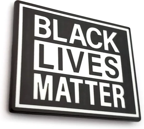 Vista 4 de Black Lives Matter - Pin esmaltado, 1-12 pulgadas de ancho x 1 18 pulgadas de alto